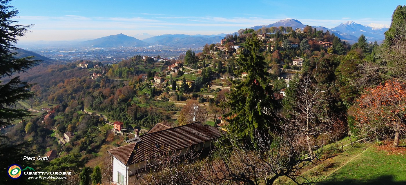 34 Dal Parco del Castello bella vista sul Monte Bastia ed oltre .JPG
